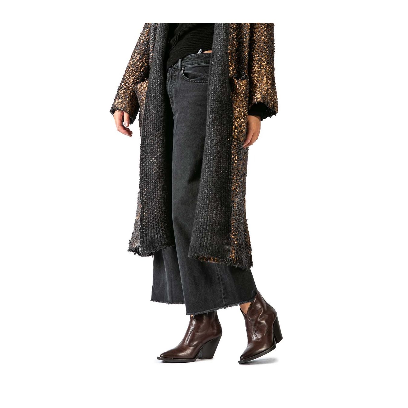 texano con scollo V in pelle marrone indossato