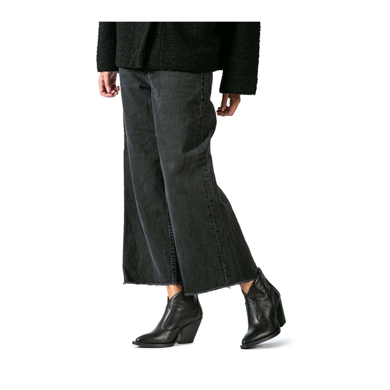 texano con scollo V in pelle nera indossato