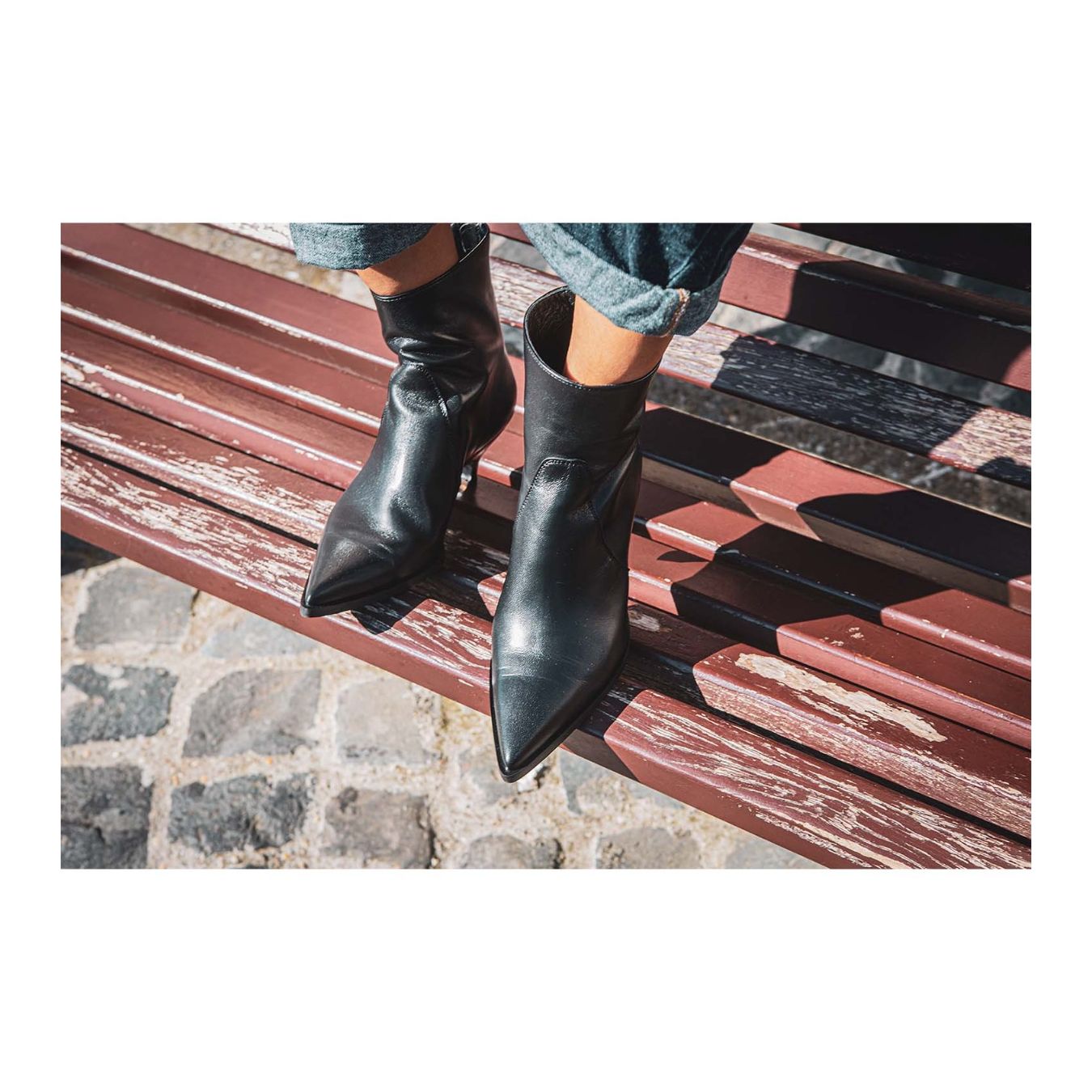 uma tronchetti con tacco a rocchetto in pelle nera indossate