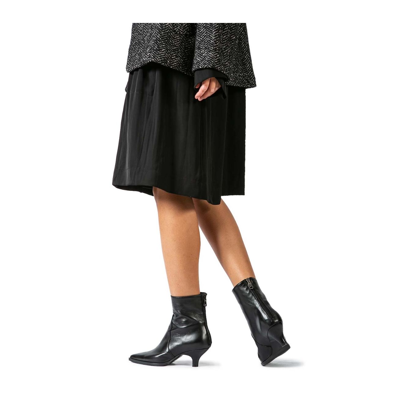 uma tronchetti con tacco a rocchetto in pelle nera indossate