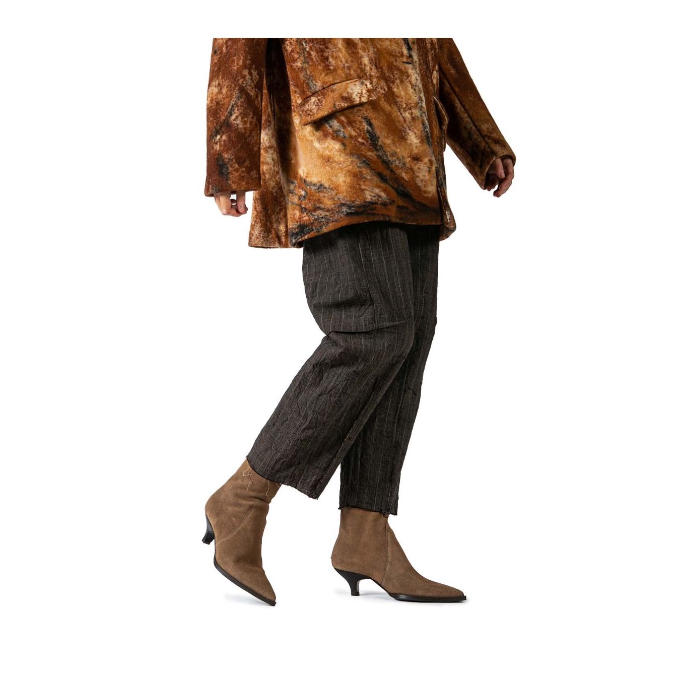 uma tronchetti in camoscio taupe con tacco a rocchetto  indossati