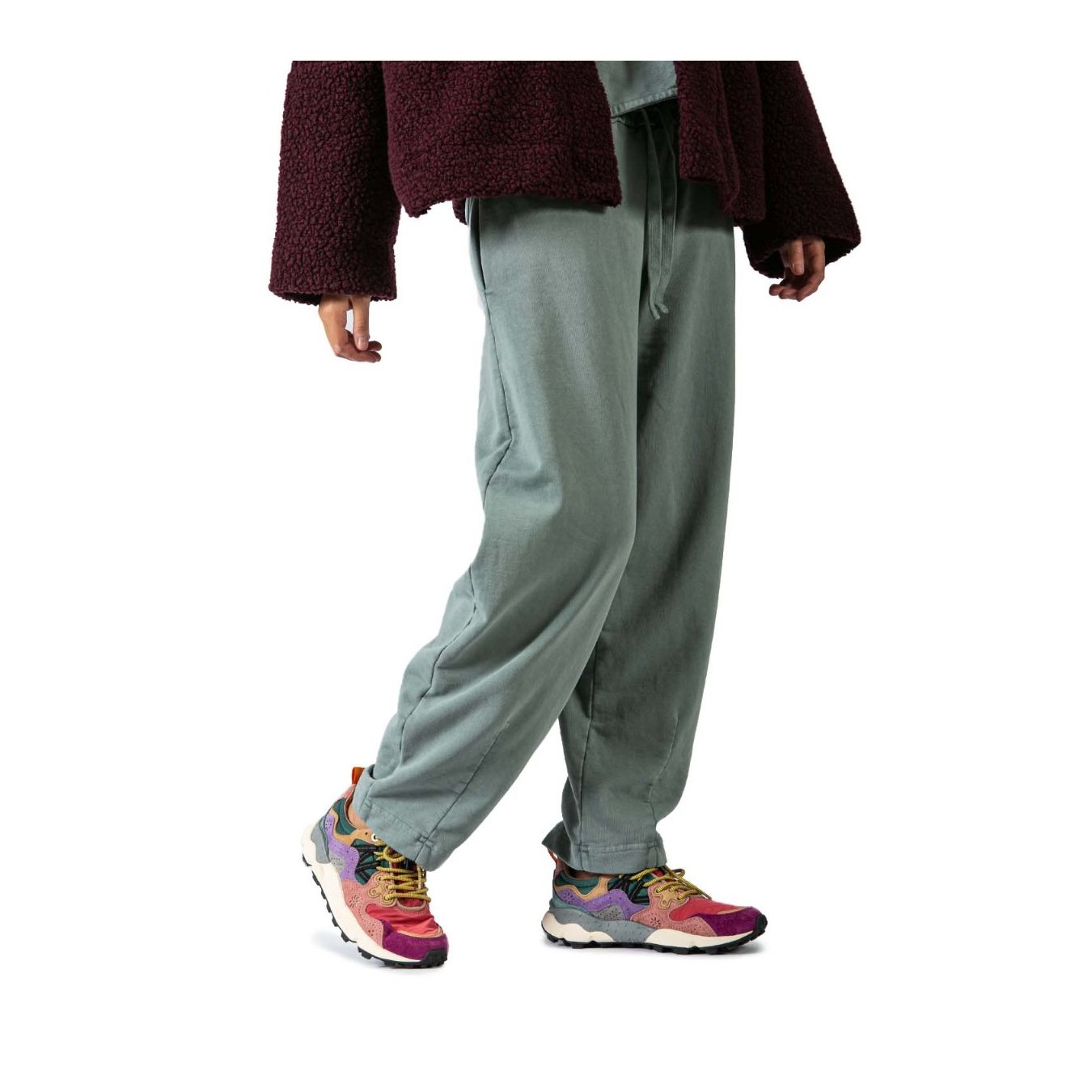 sneakers YAMANO con inserti fucsia indossate