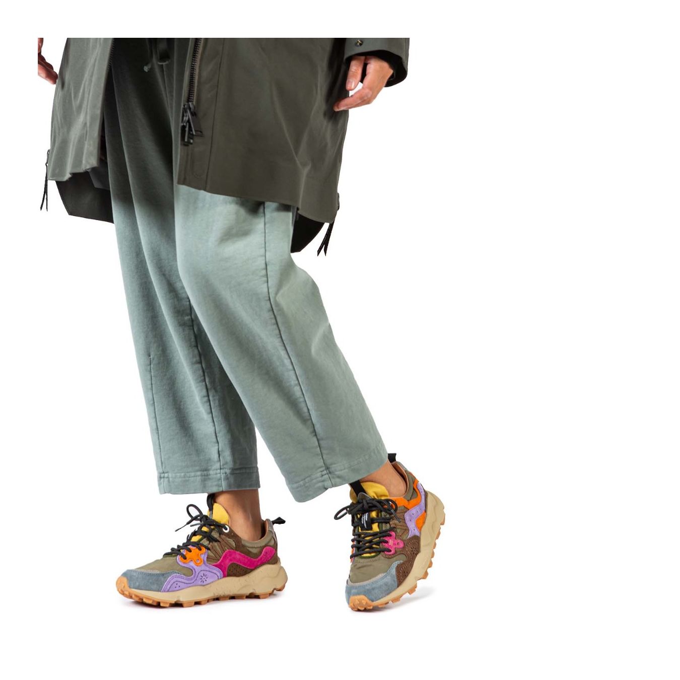 sneakers YAMANO con inserti kaki indossate