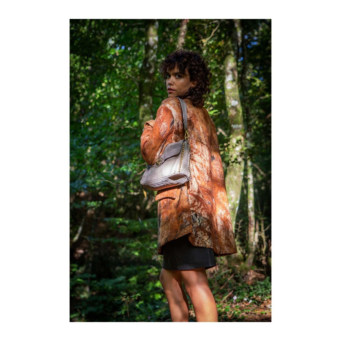 monospalla NADIA in pelle cemento con borchie indossata