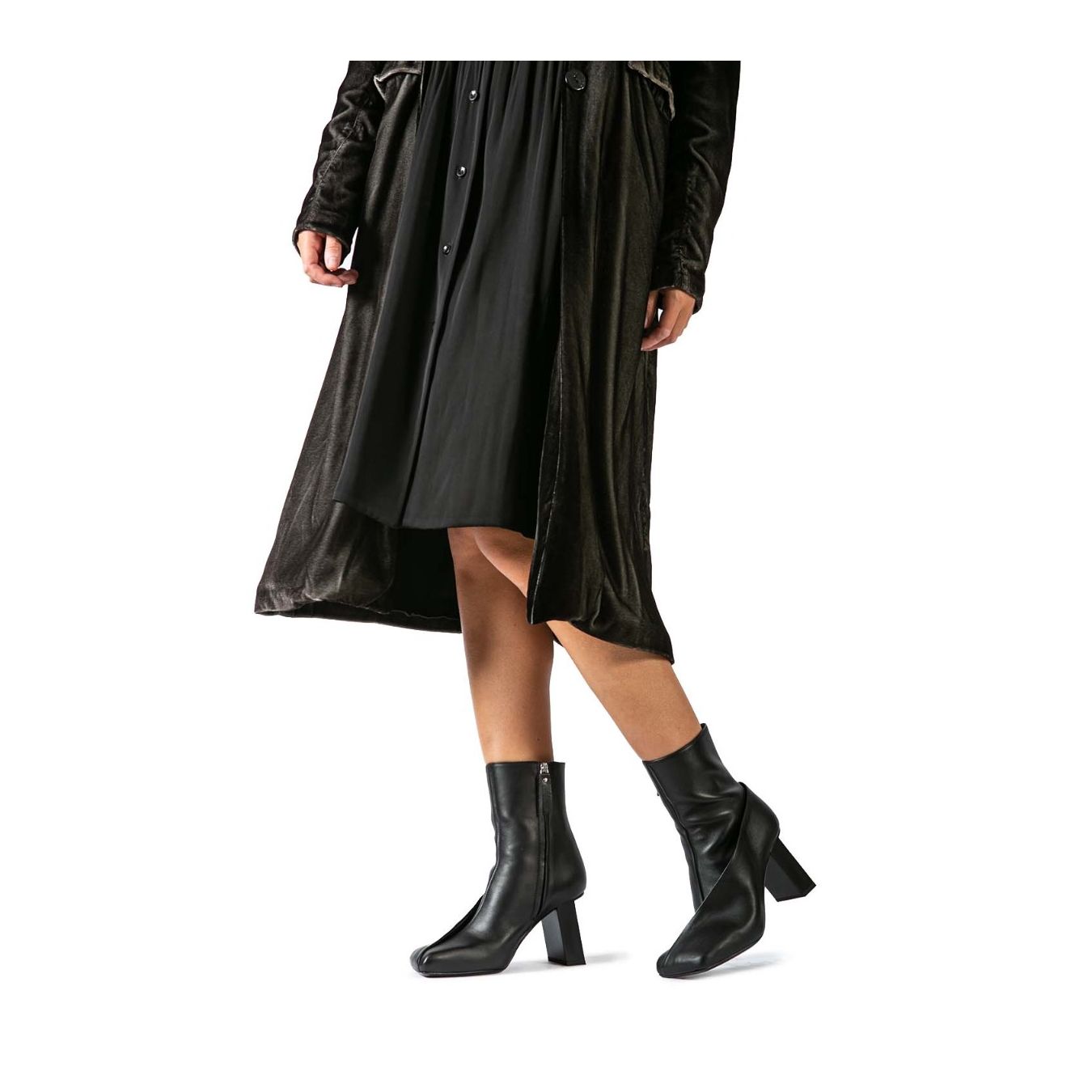 tronchetti in pelle nera  indossati