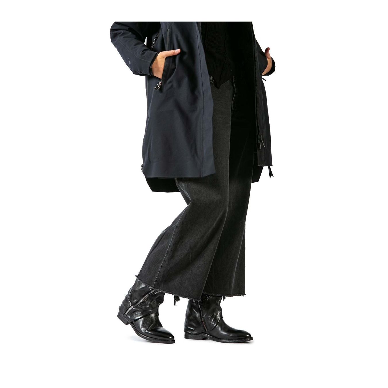 biker vestito in pelle nera indossati