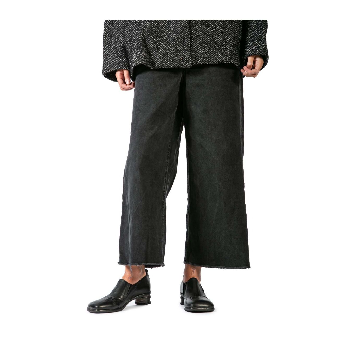 mocassino tacco tondo in pelle nera indossato davanti