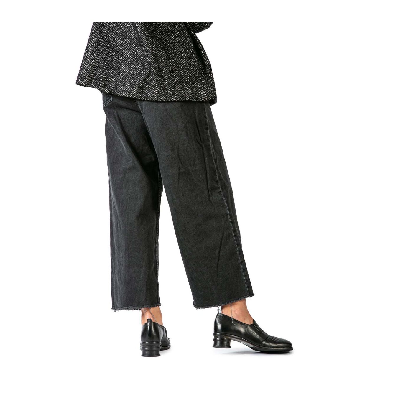 mocassino tacco tondo in pelle nera indossato