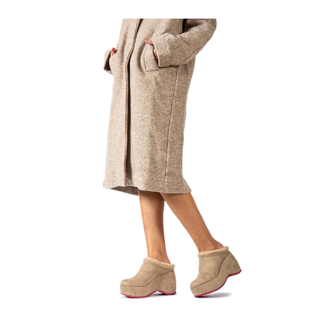 zeppa SABOT BUBBLE taupe indossata