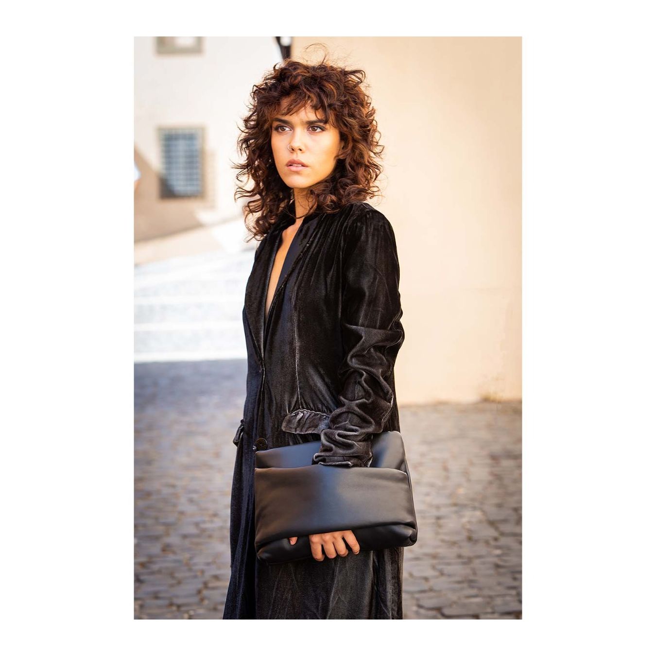 clutch TORA MINI in pelle nera indossata