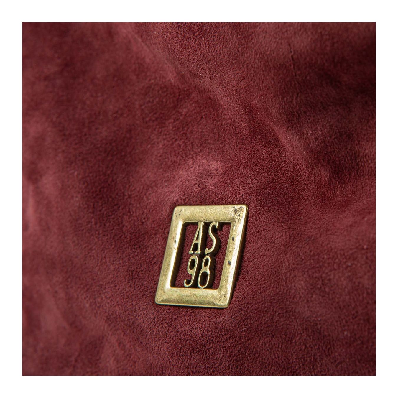 as98 clutch in camoscio madera logo