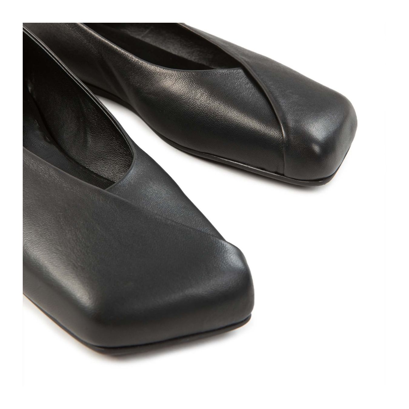ballerina con punta quadra in pelle nera  davanti