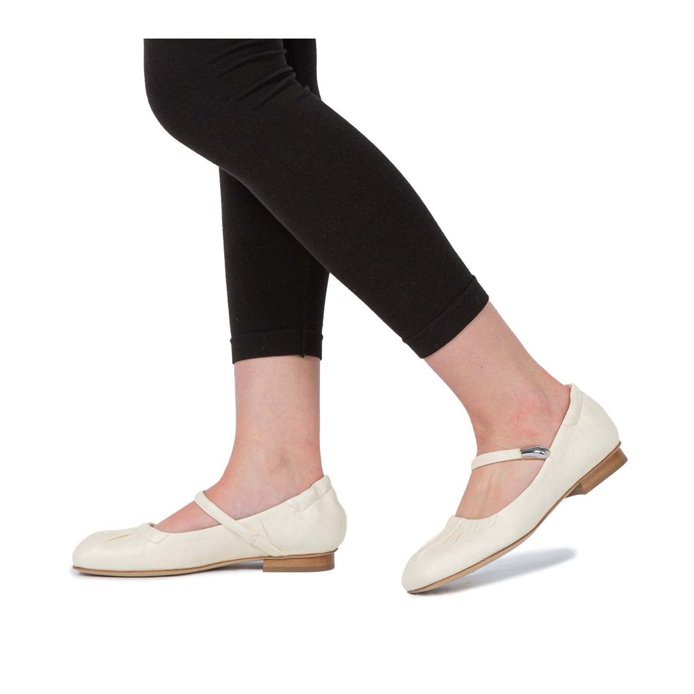 ballerine in pelle avorio indossate