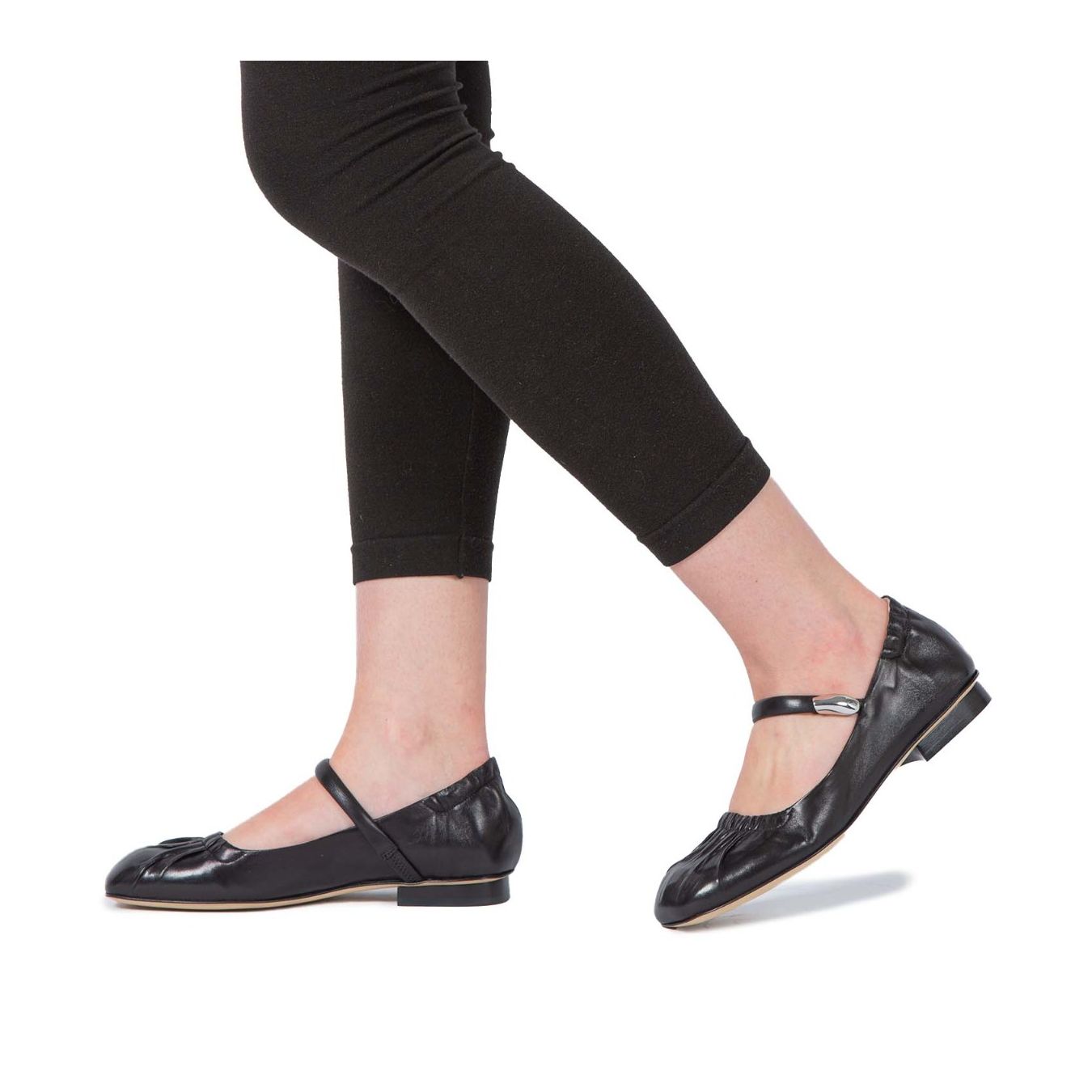 ballerine in pelle nera indossate
