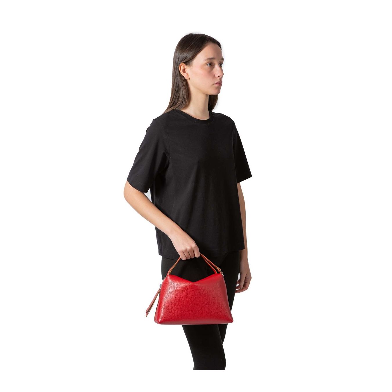 bauletto alifa pelle cherry indossata