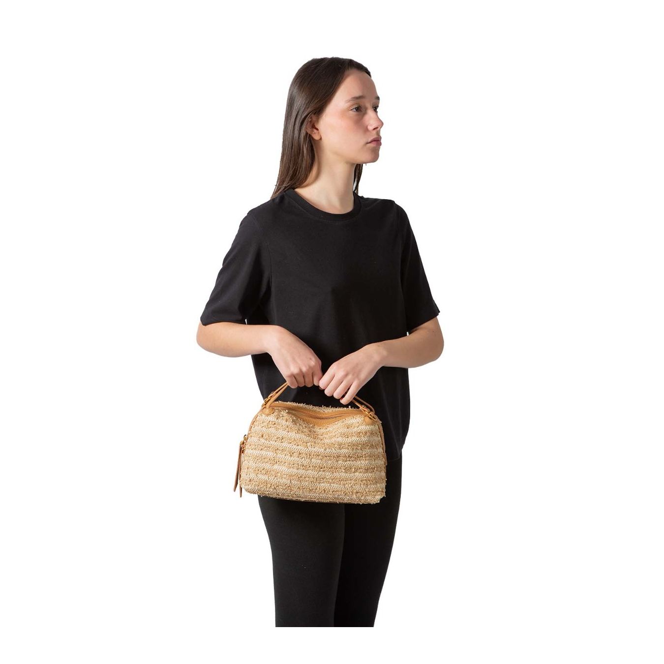 bauletto ALIFA in paglia nature indossato