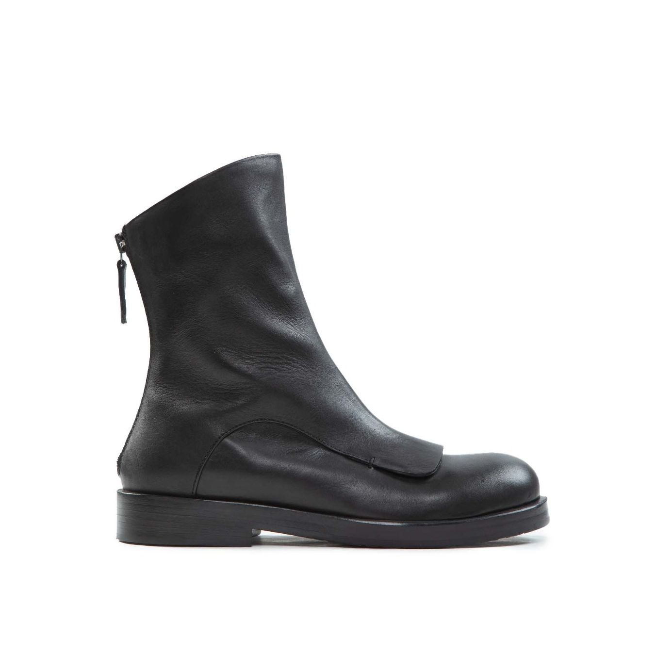 biker con ghetta in pelle nera 