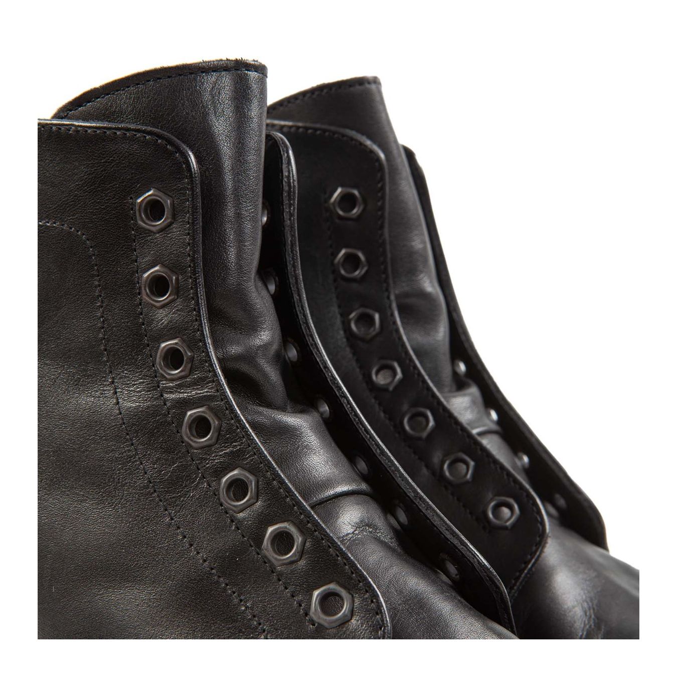 biker occhielli metallo in pelle nera dettaglio