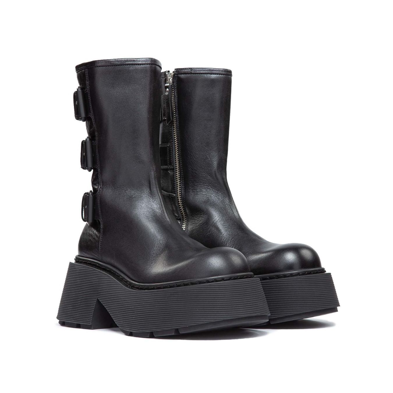biker in pelle nera vic matie