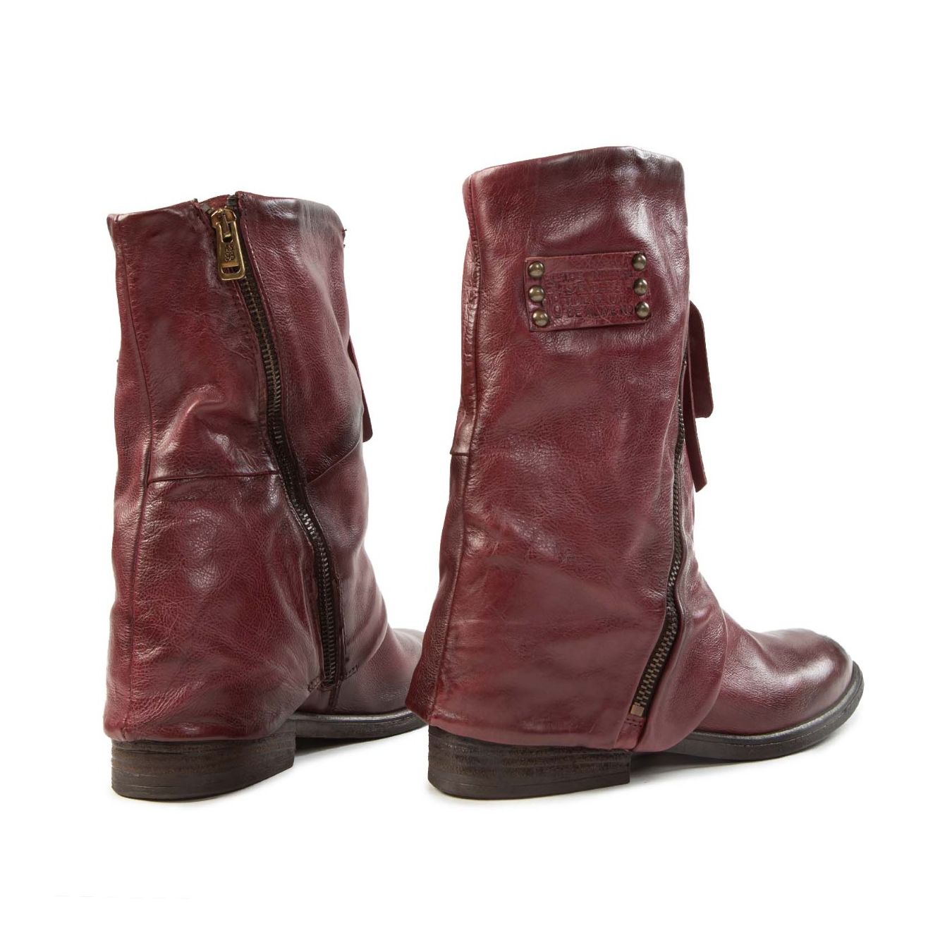 biker vestito in pelle madera  dietro