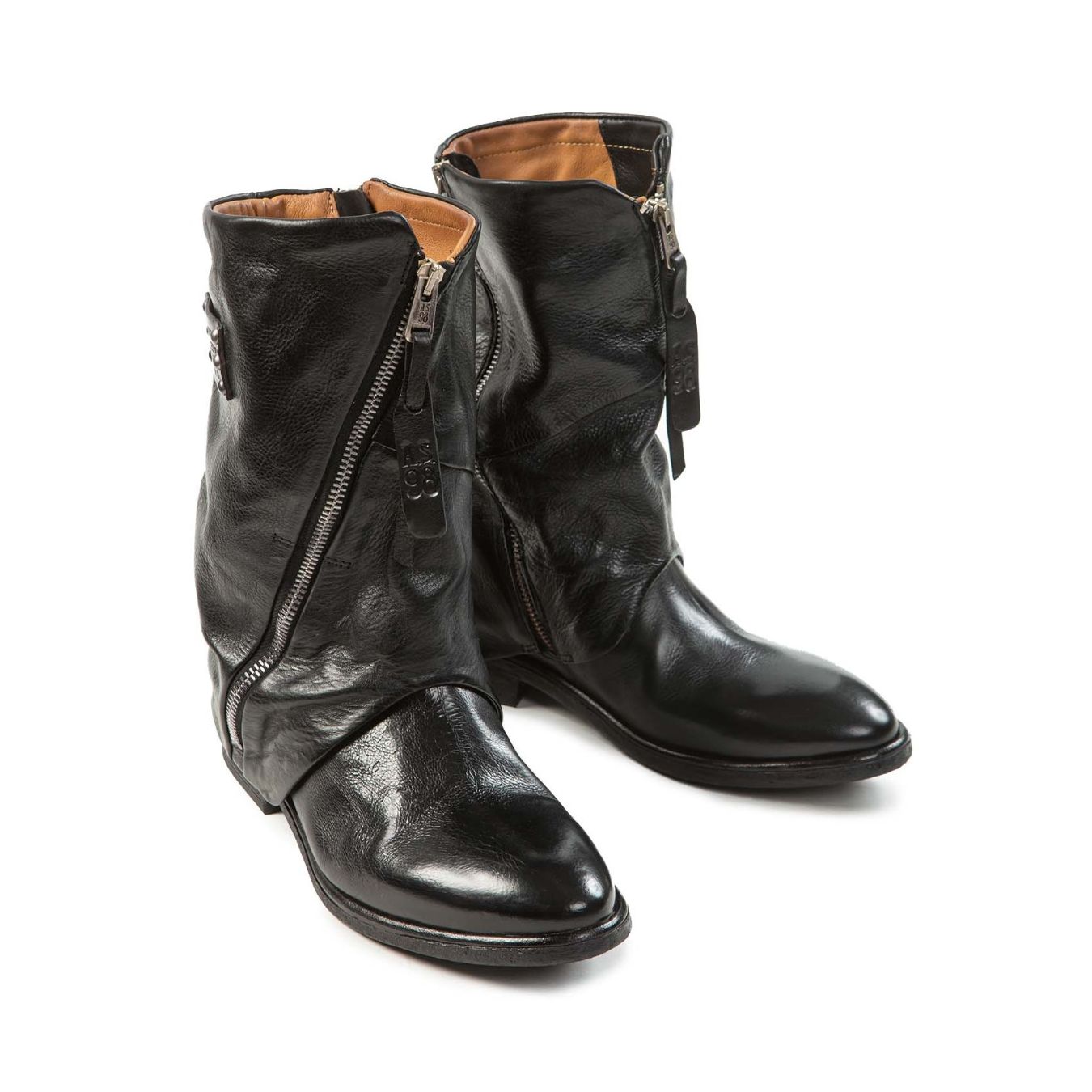 biker vestito in pelle nera  davanti