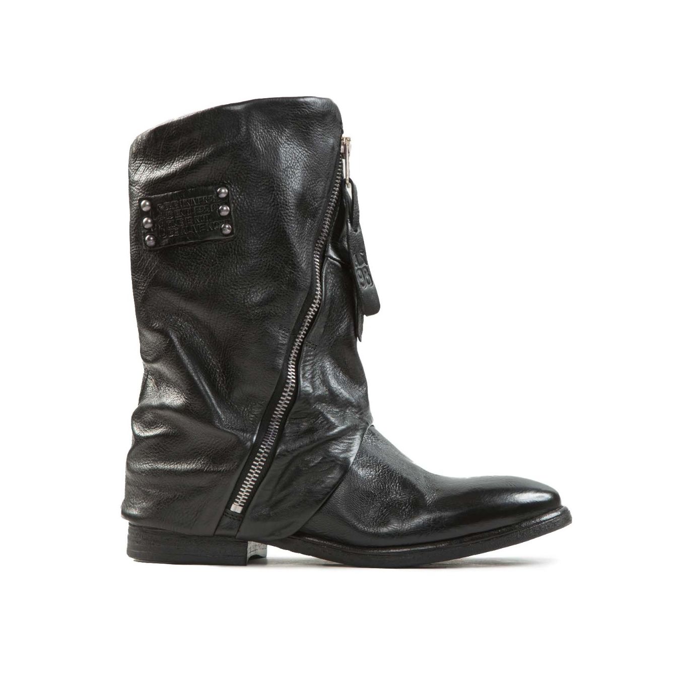 biker vestito in pelle nera 