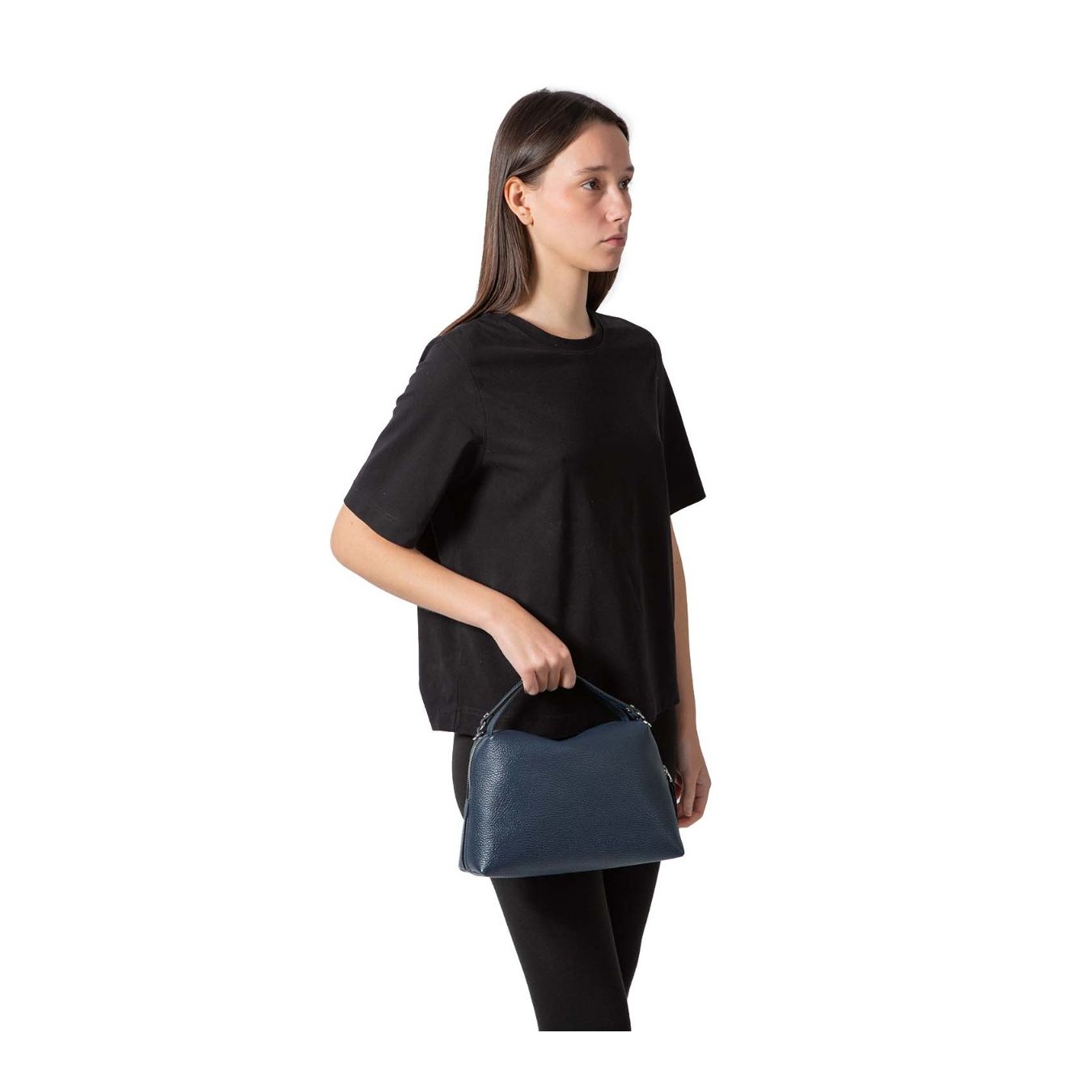 borsa ALIFA in pelle navy indossato