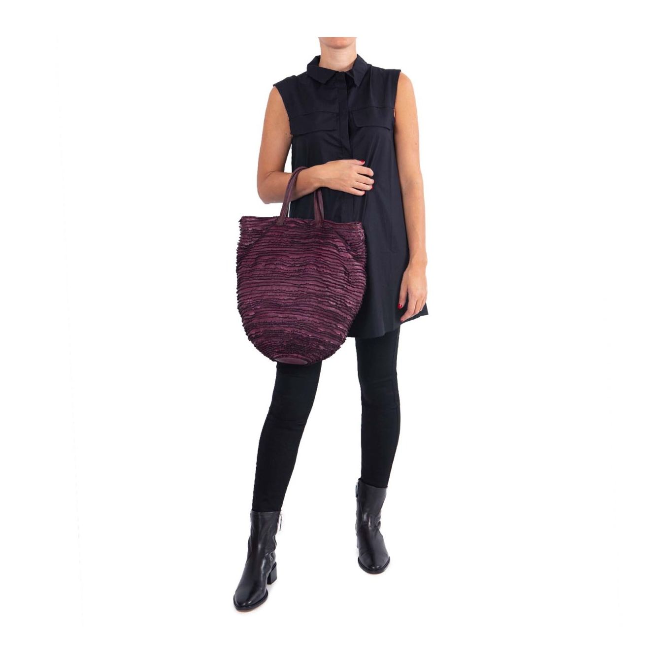 shopper pelle viola indossata
