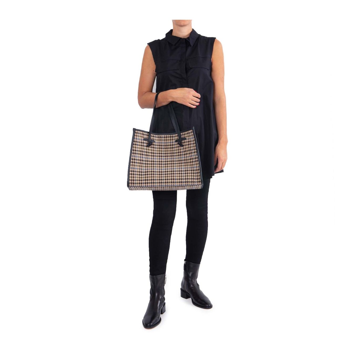 borsa shopper marcella pied de poule indossata