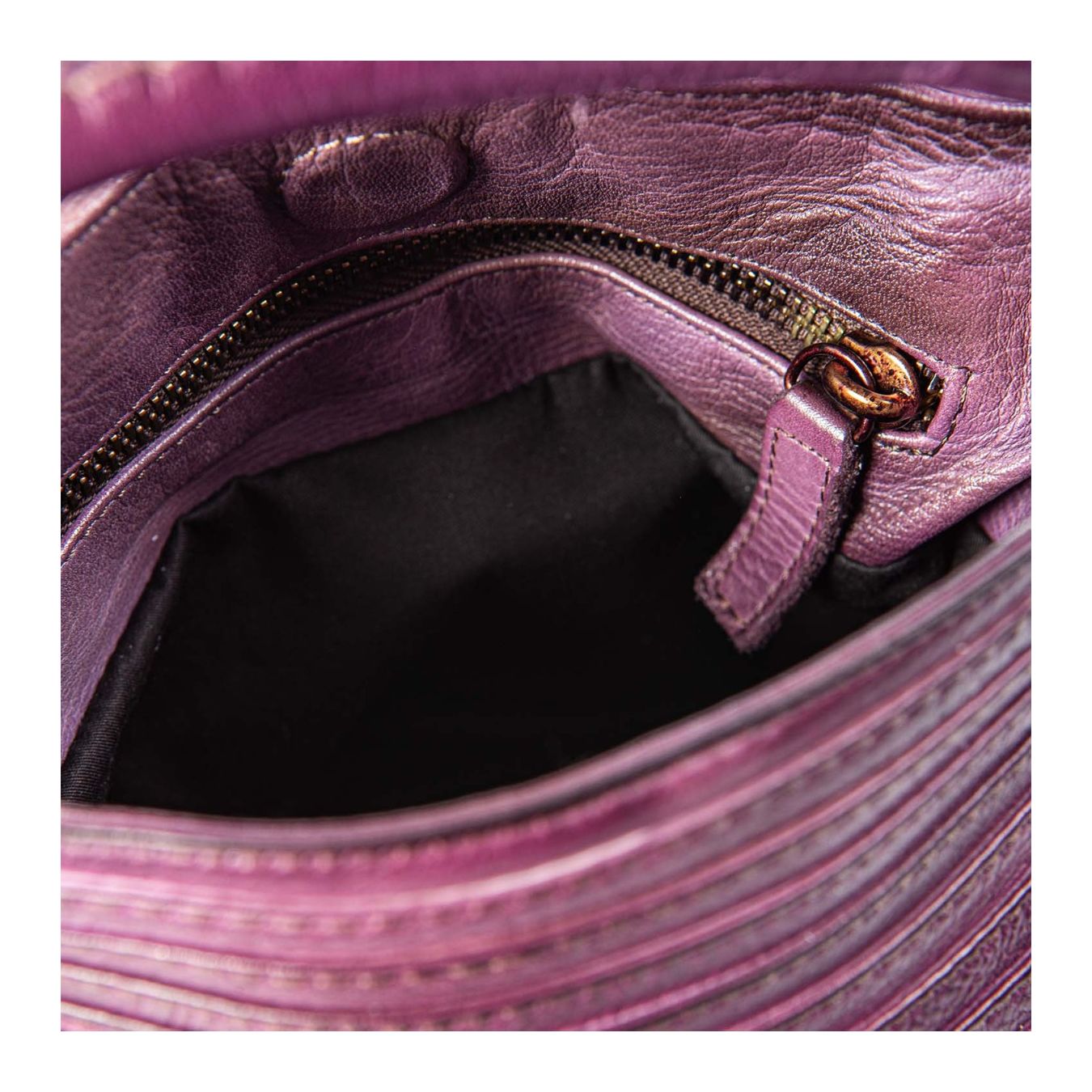 borsa a tracolla in pelle viola interno