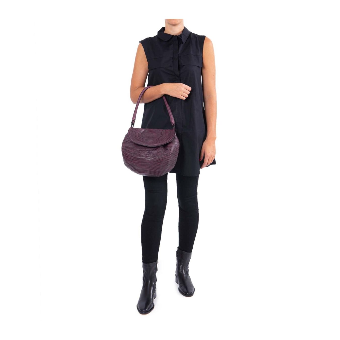 borsa a spalla majo pelle viola indossata 