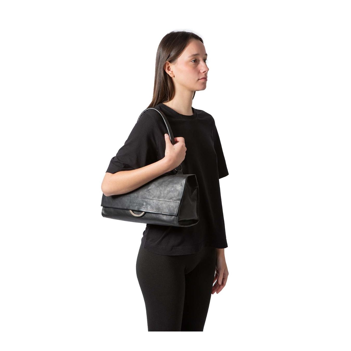 TAGLIOVIVO cartella SHOULDER M in pelle nera indossata