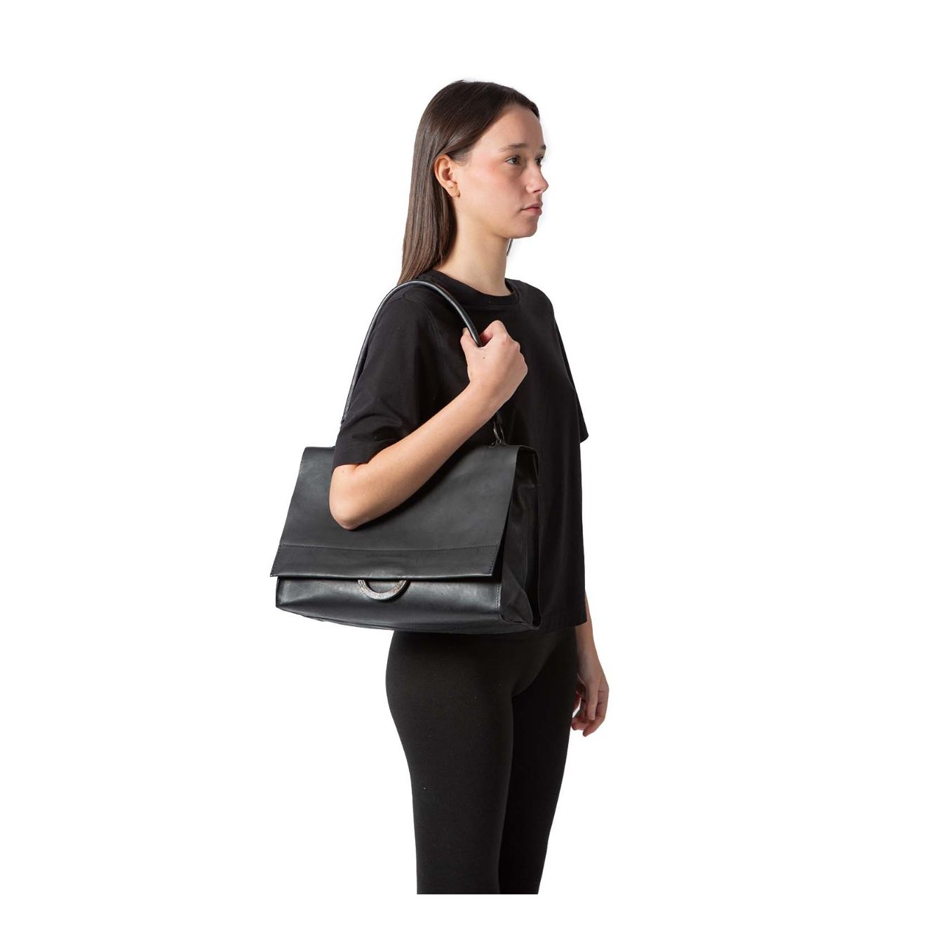 cartella SHOULDER in pelle nera indossata