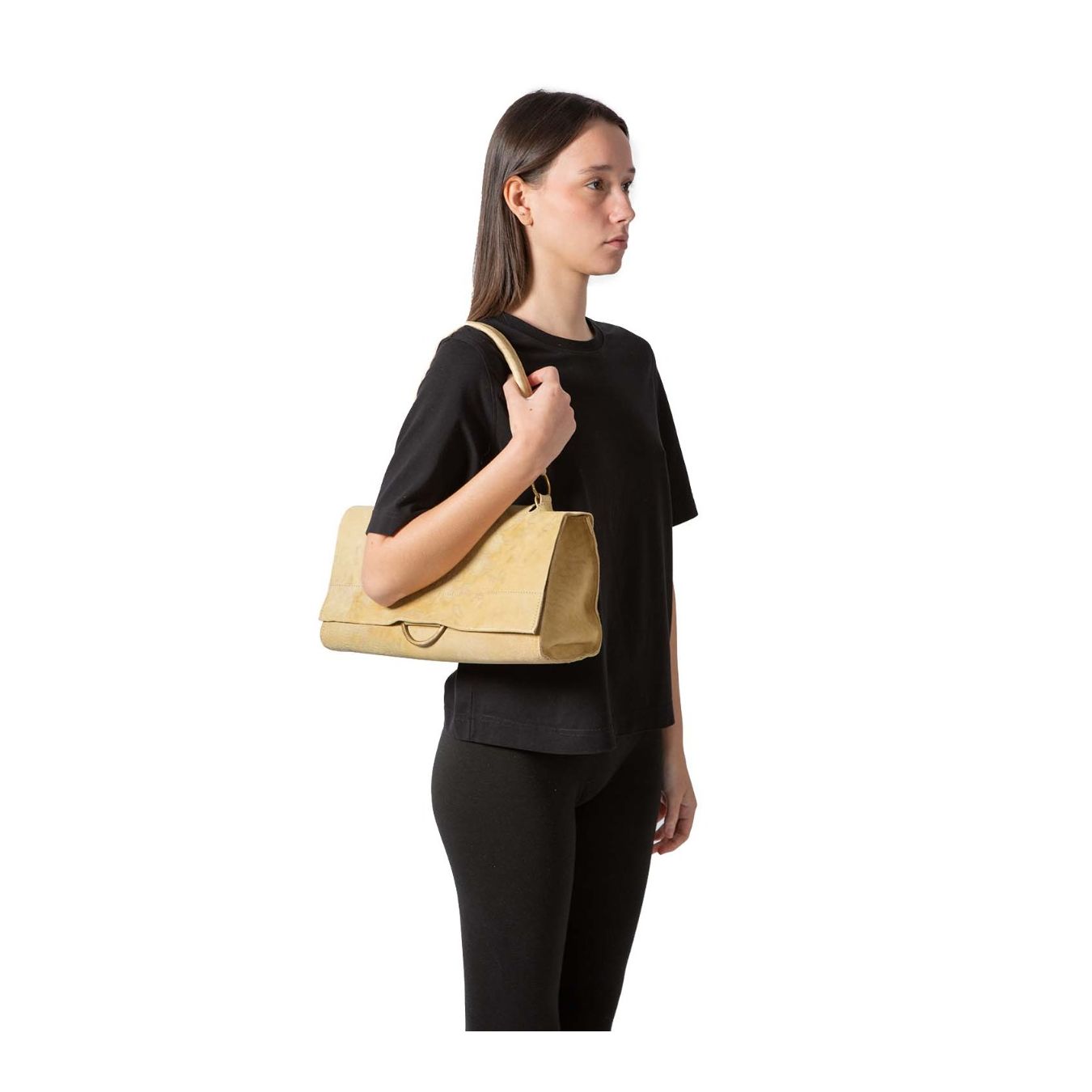 cartella SHOULDER in pelle indossata