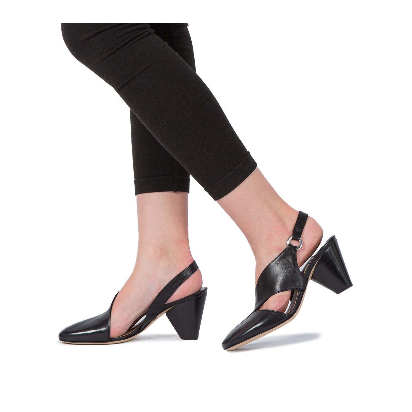 chanel asimmetrica in pelle nera indossata