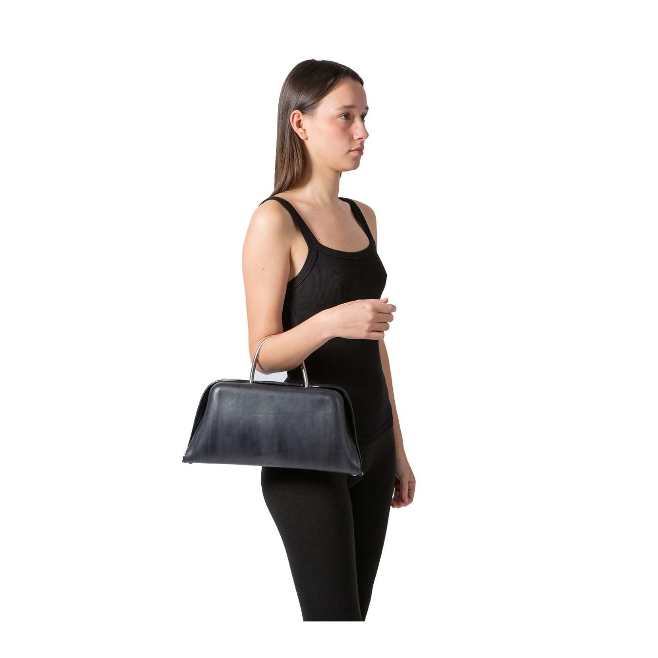 clutch nera bicorne indossata