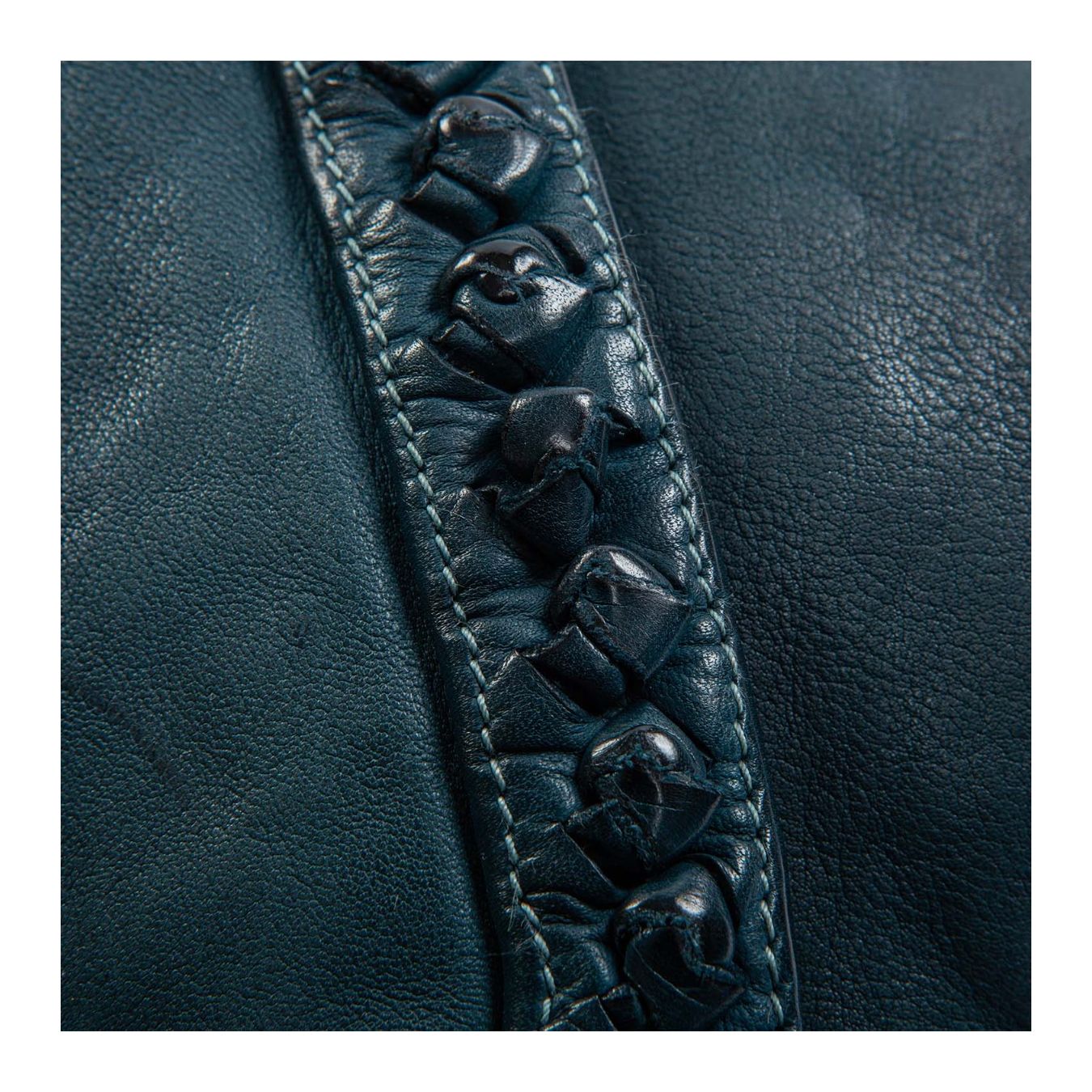 clutch NICOLE nodi in pelle pavone dettaglio