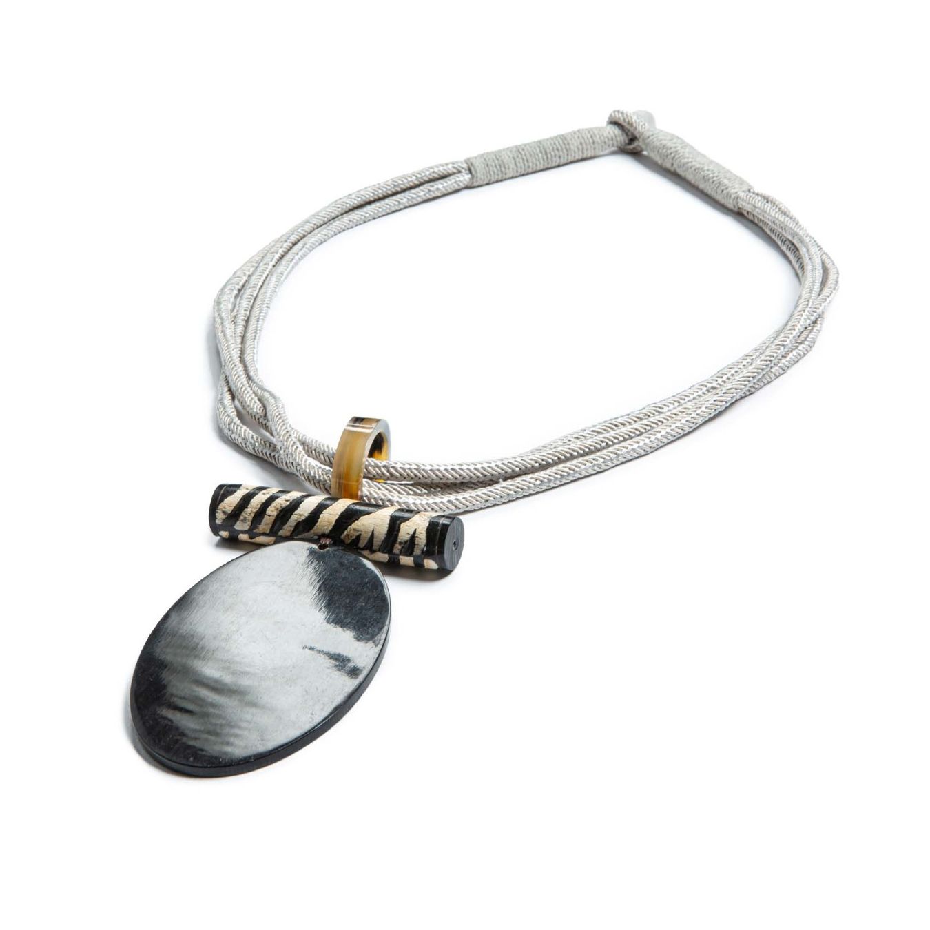 uma collana pendente a goccia corda ghiaccio