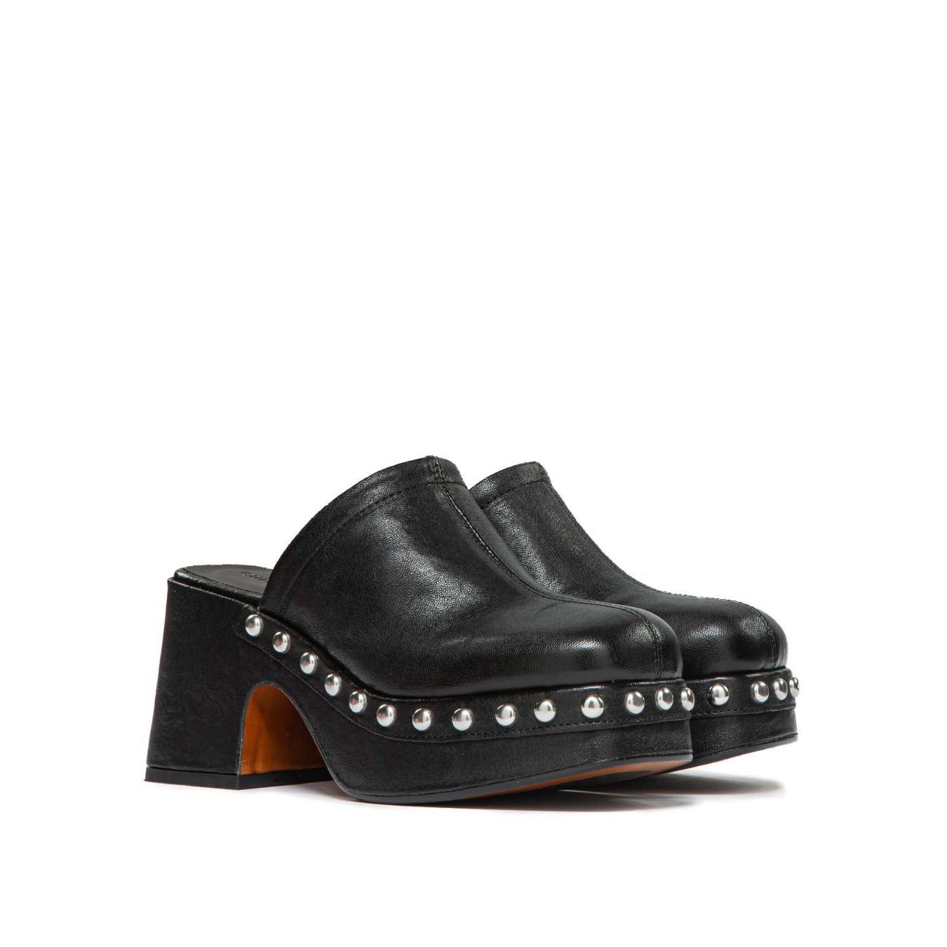 sabot con borchie in pelle nera profilo
