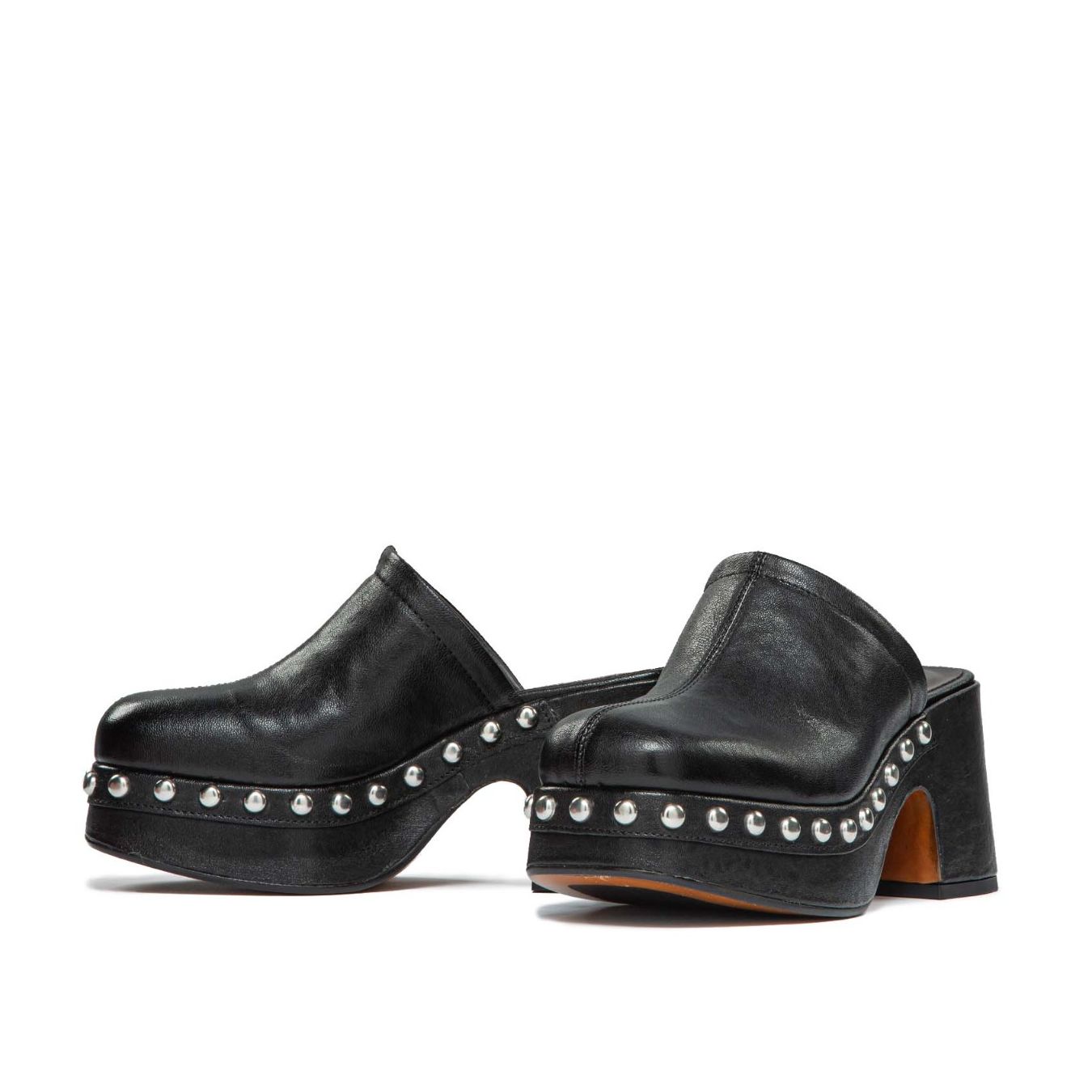 sabot con borchie in pelle nera zoccolo