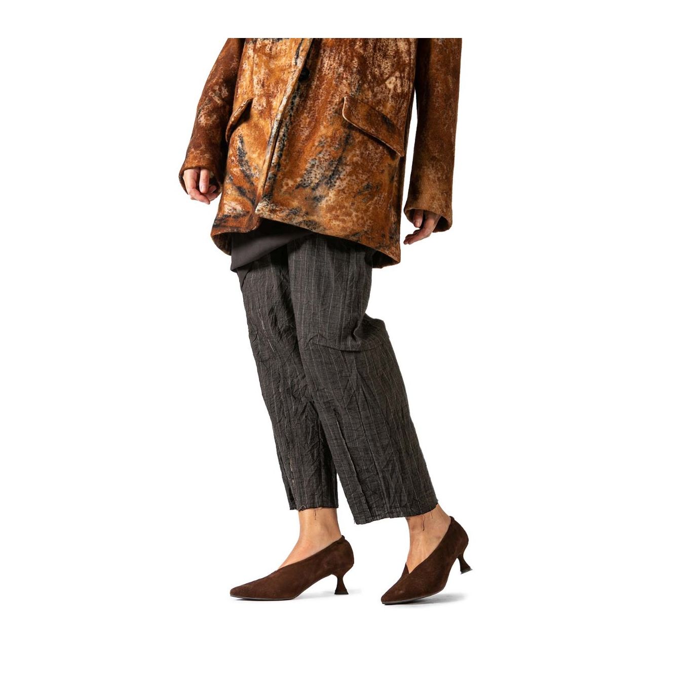 decollete SCOLLO V in camoscio marrone indossato