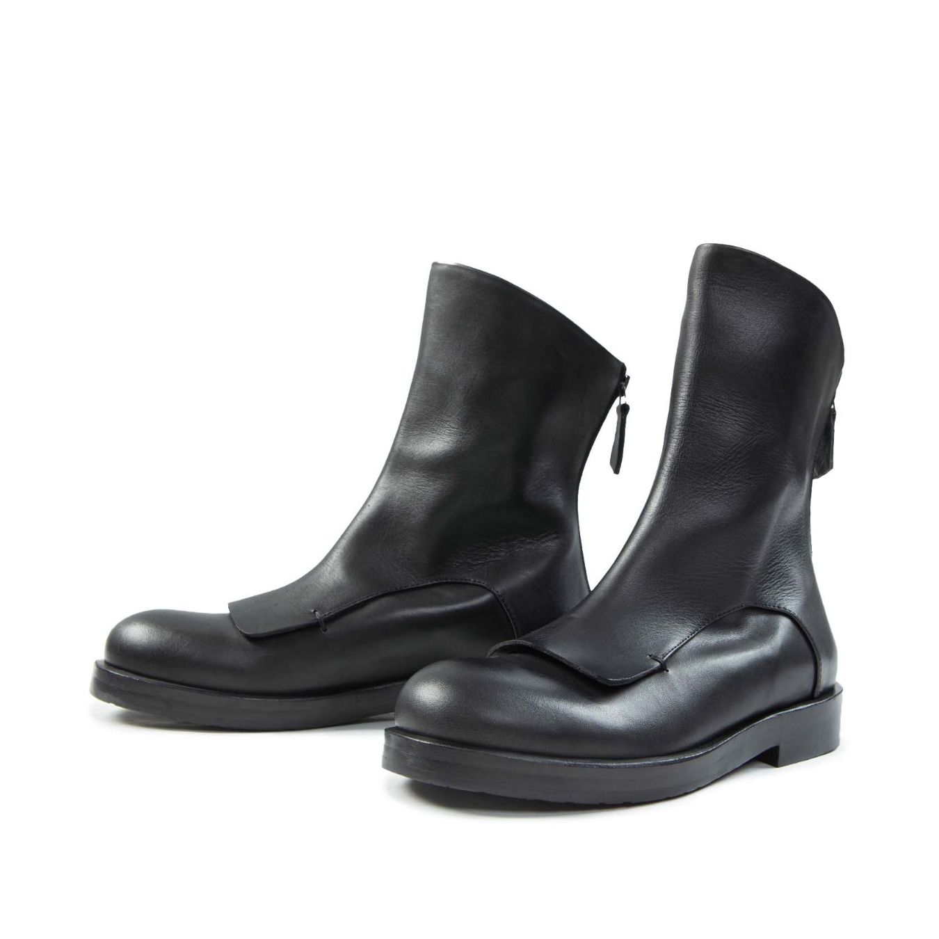 ernesto dolani biker con ghetta in pelle nera lato