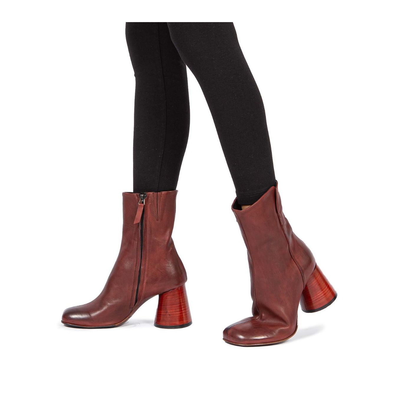 stivaletto in pelle indossato