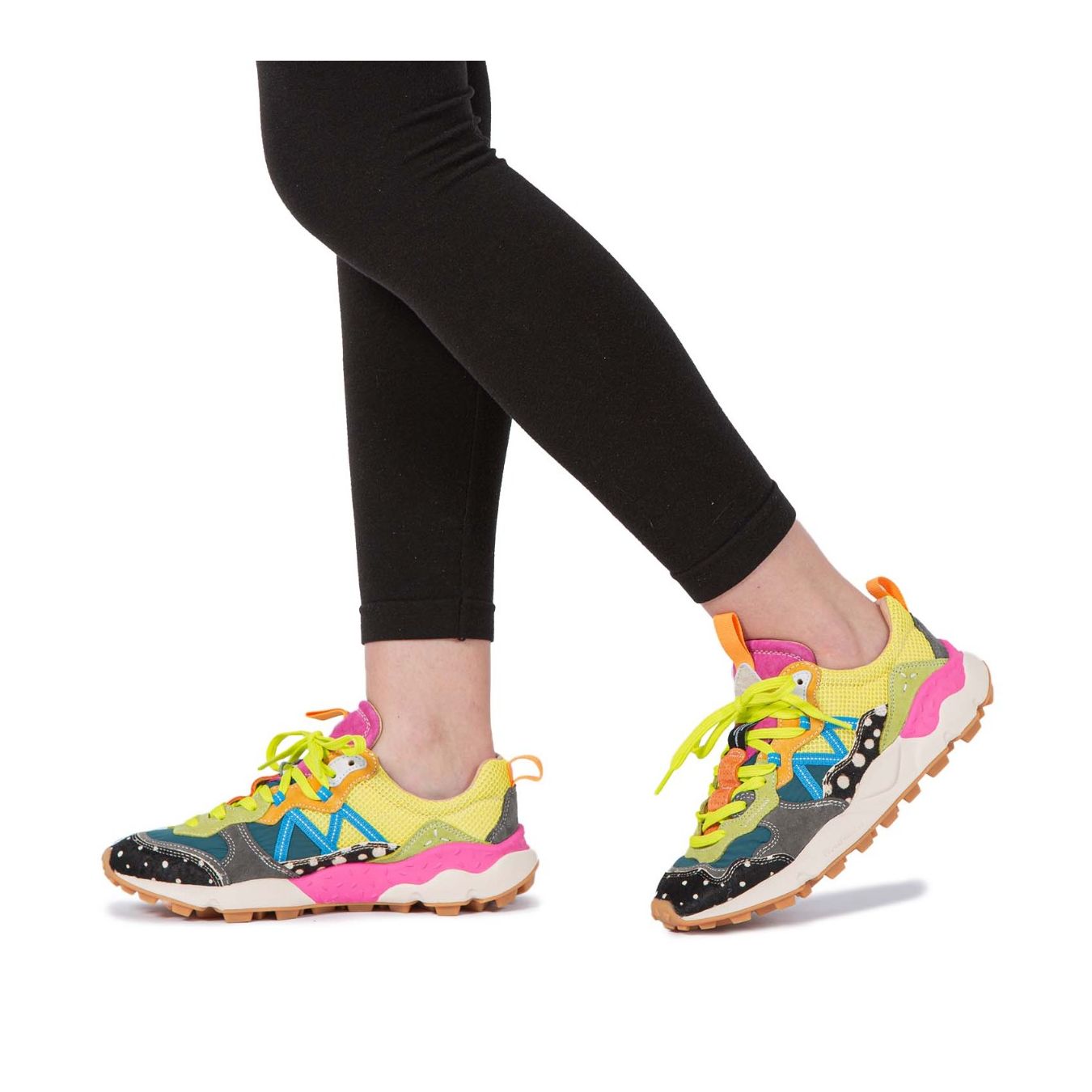flower mountain sneakers LENZAN con lacci fluo indossate