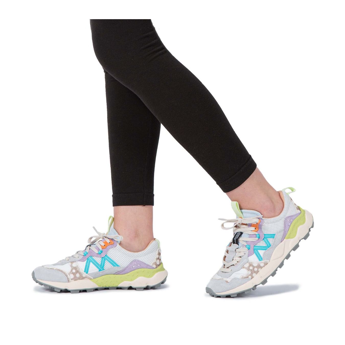 flower mountain sneakers LENZAN in tessuto e pelle indossate