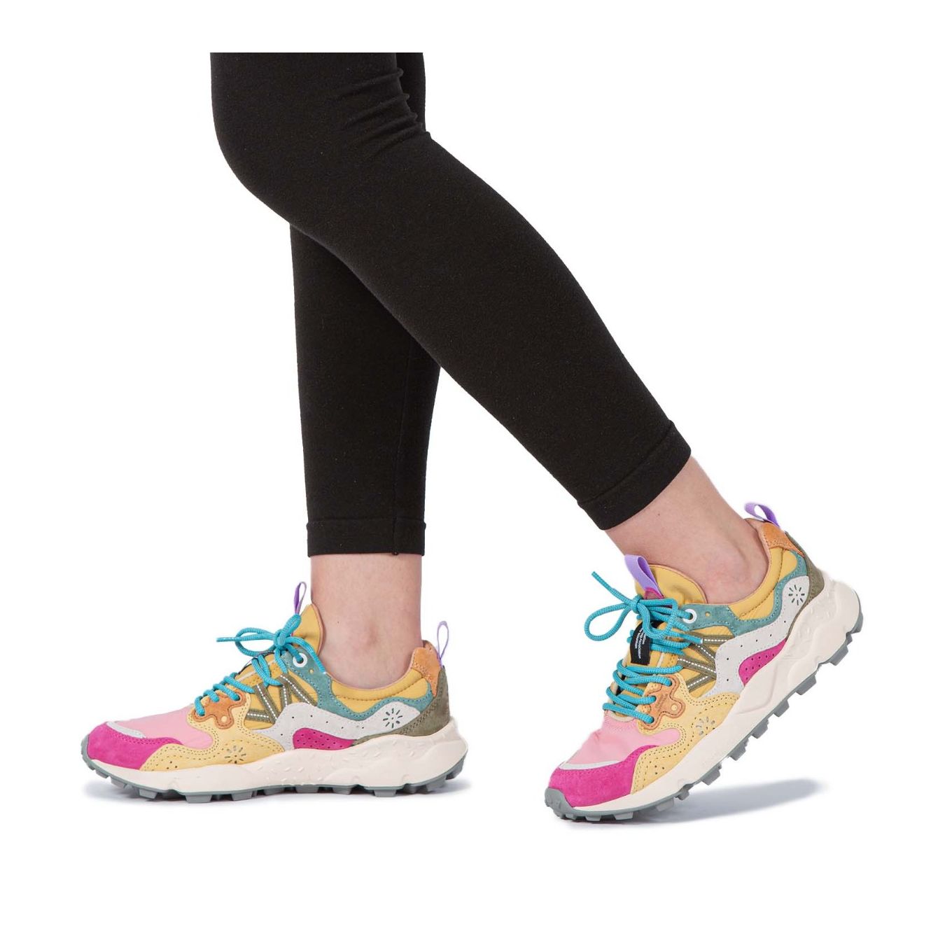 flower mountain sneakers YAMANO multicolore con inserti fuxia indossate