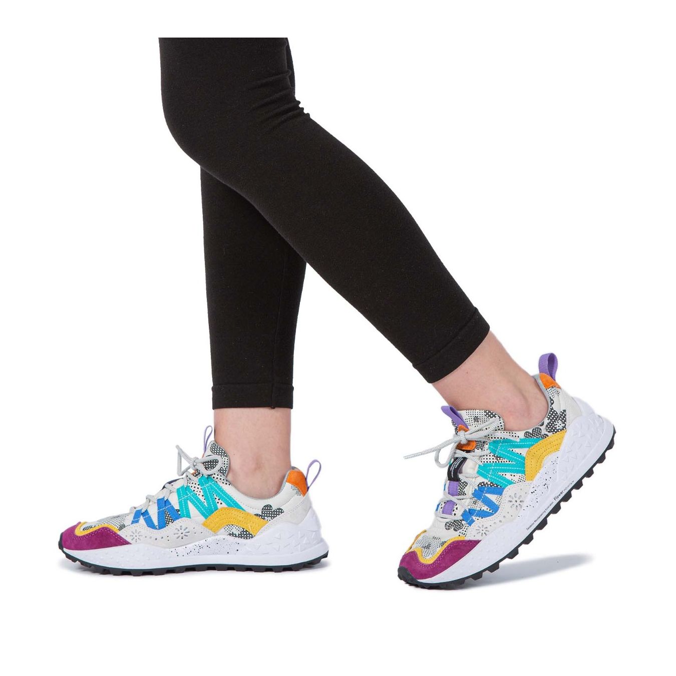 Flower Mountain sneaker WASHI con fiori indossate