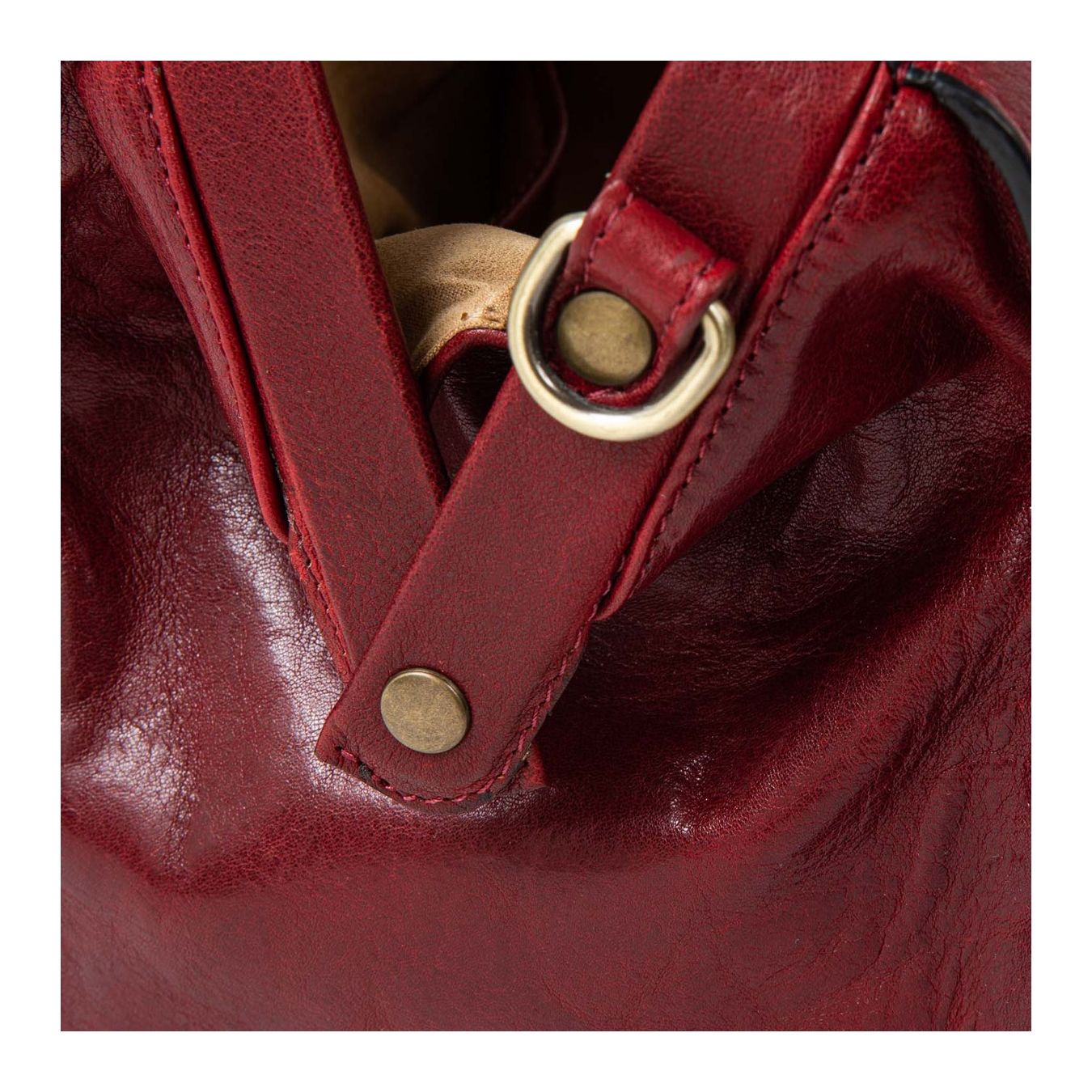 dettaglio pelle bordeaux