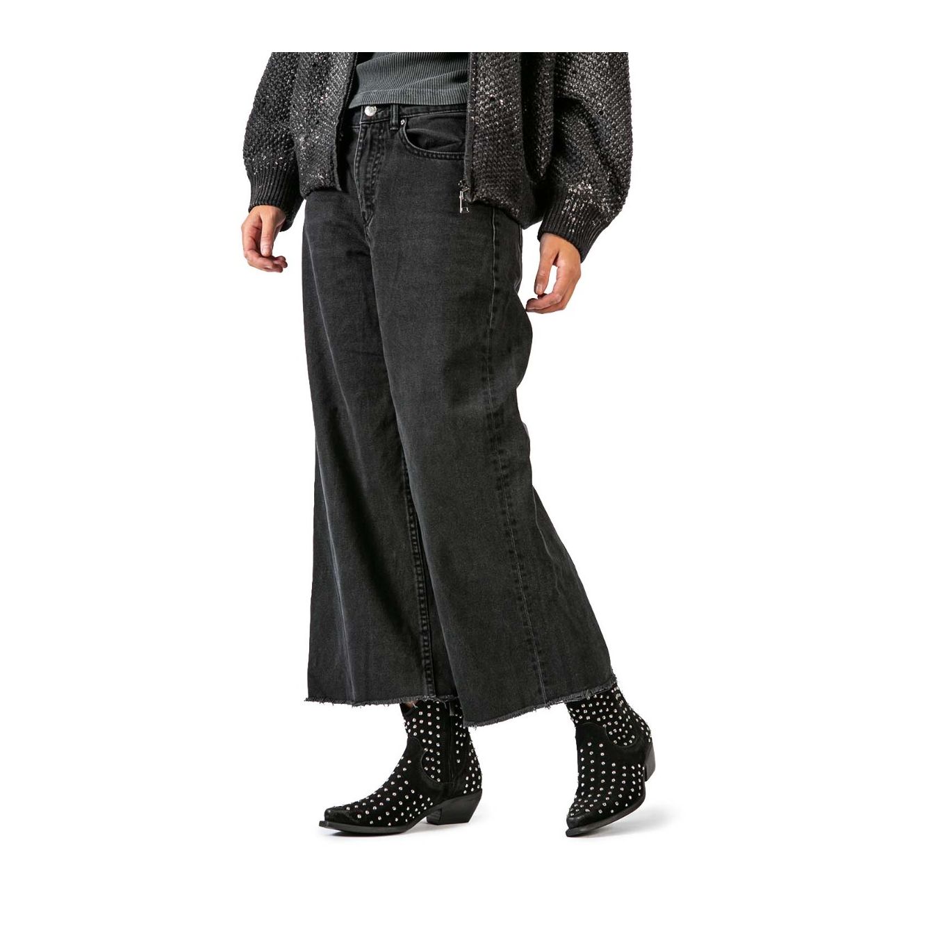 camperos borchie in camoscio nero indossati