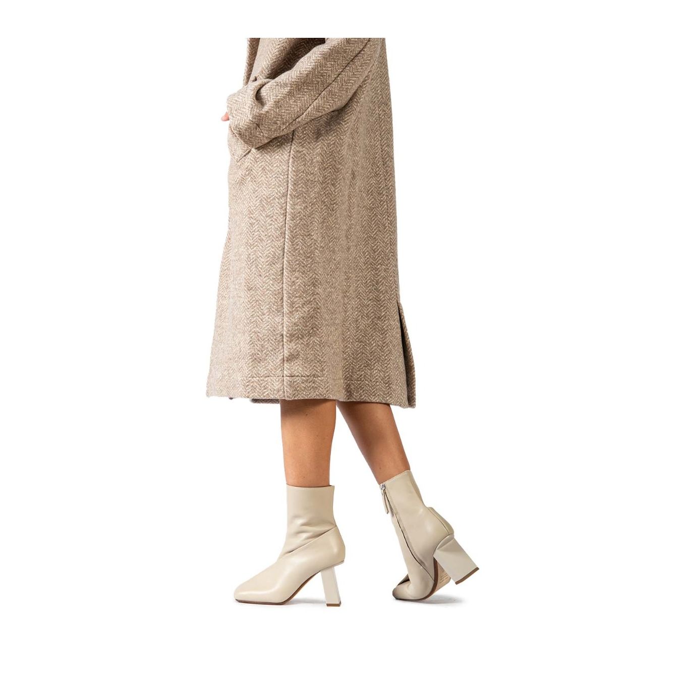 vic matie tronchetti in pelle grigio perla indossati